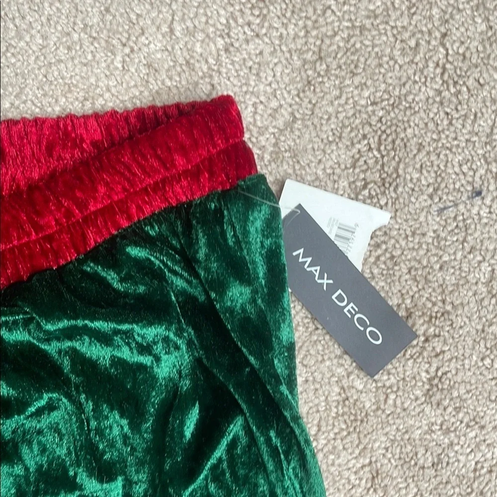 max deco charming green